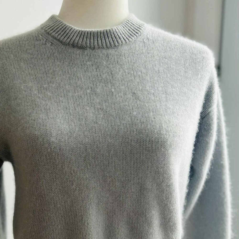 Wilfred Icy Blue Pure Cashmere Crewneck Sweater with Ribbed Hem – US XS